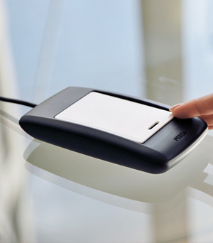 Контрольный считыватель IR15.3 предназначен для регистрации карт доступа формата EMM/HID (HID ProxCard II, ISO prox II EM-Marin IL-05ELR, ЕМ4100) в системе PERCo. Иньерфейс - USB